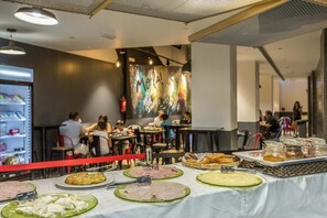 Svédasztalos reggeli mindennap (fejenként EUR 7.5 áron)