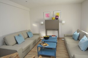 Superior 2 bedroom apartment | Living room | Flat-screen TV - Mola! Suites (Madrid)