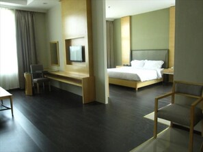 Premier Room, 1 King Bed | Desk, free WiFi - Seri Simanggang Hotel (Sri Aman)