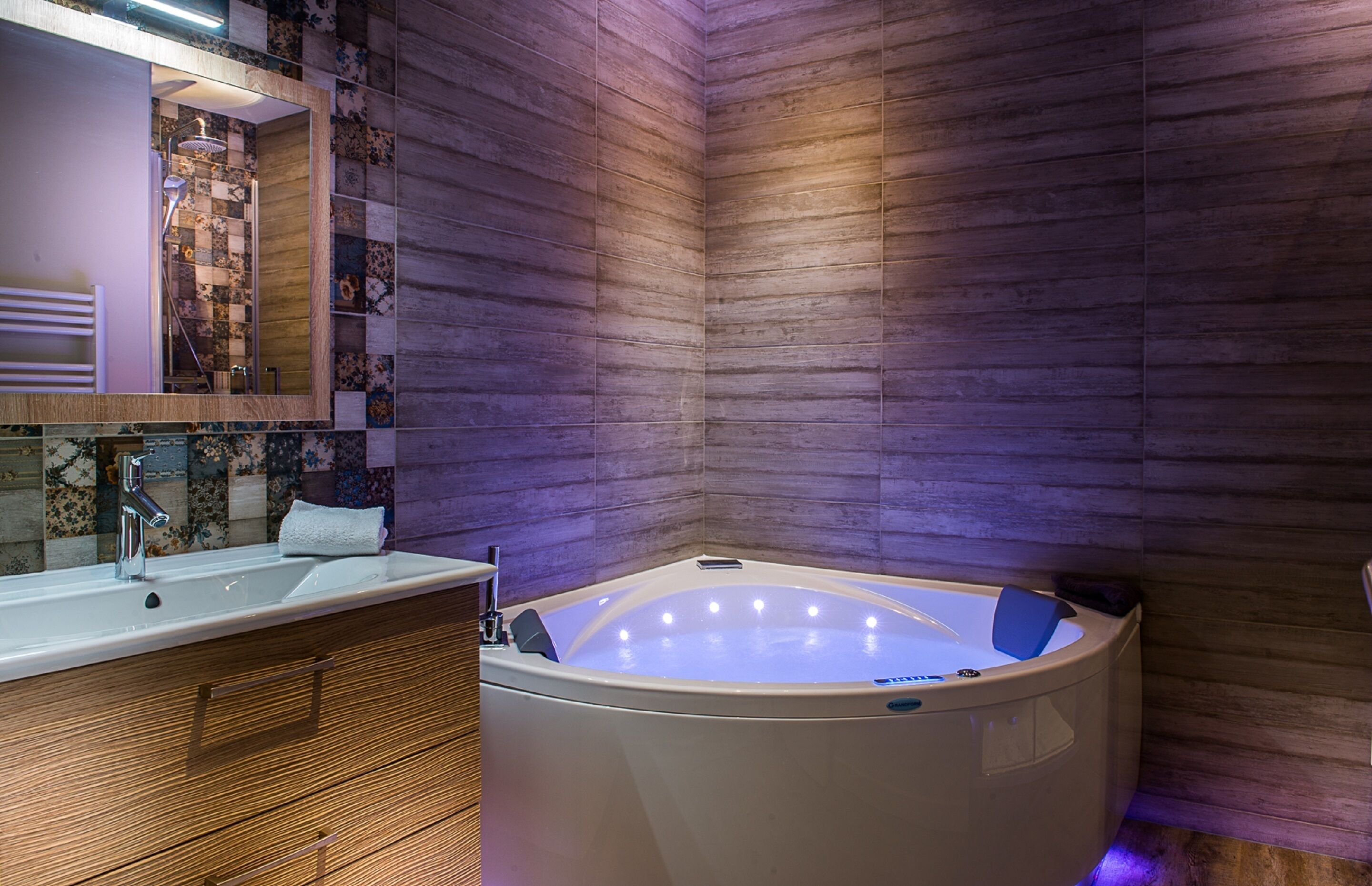 deluxe room | bathroom | hair dryer, towels