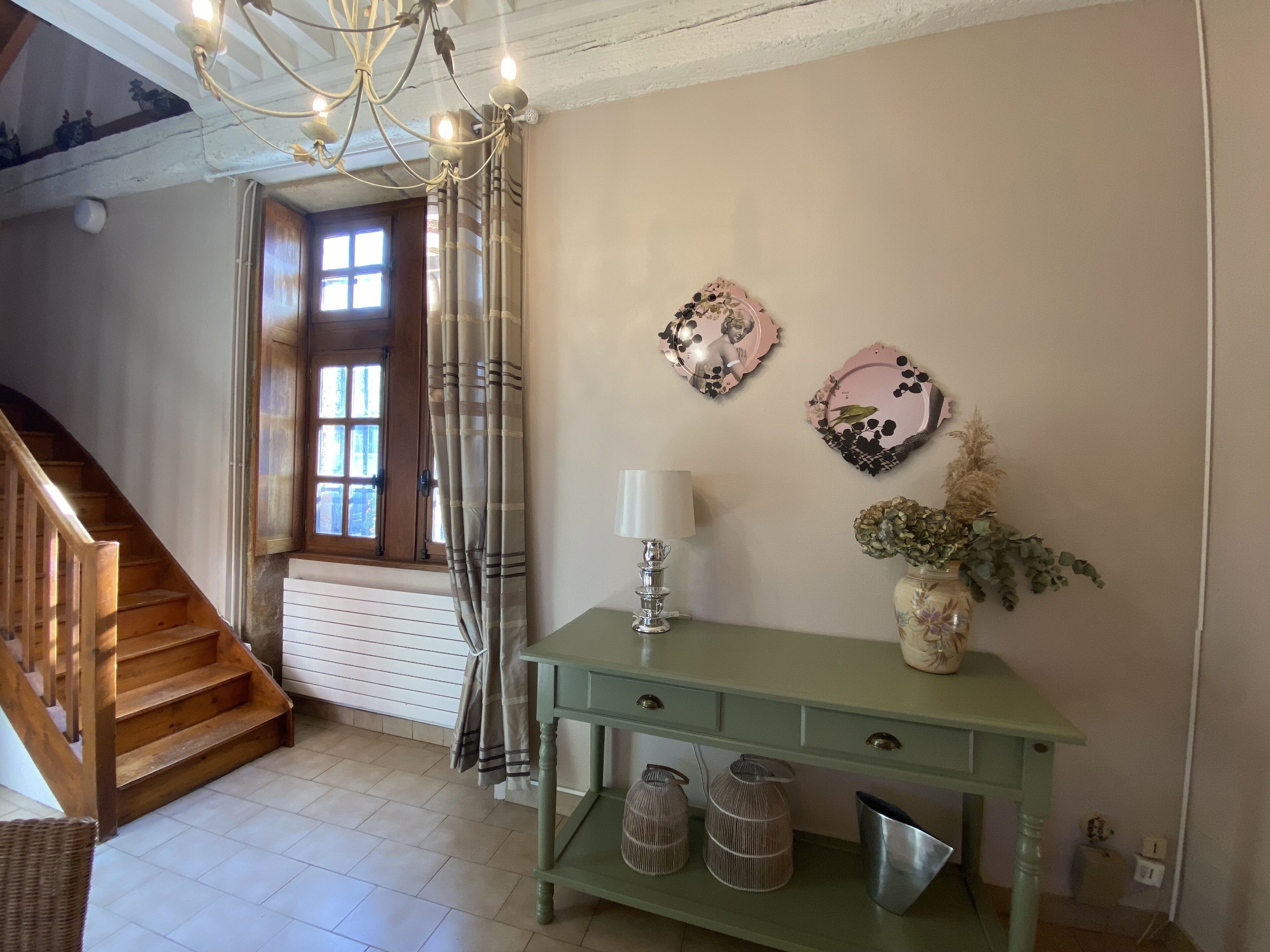 deluxe studio | living area | flat-screen tv