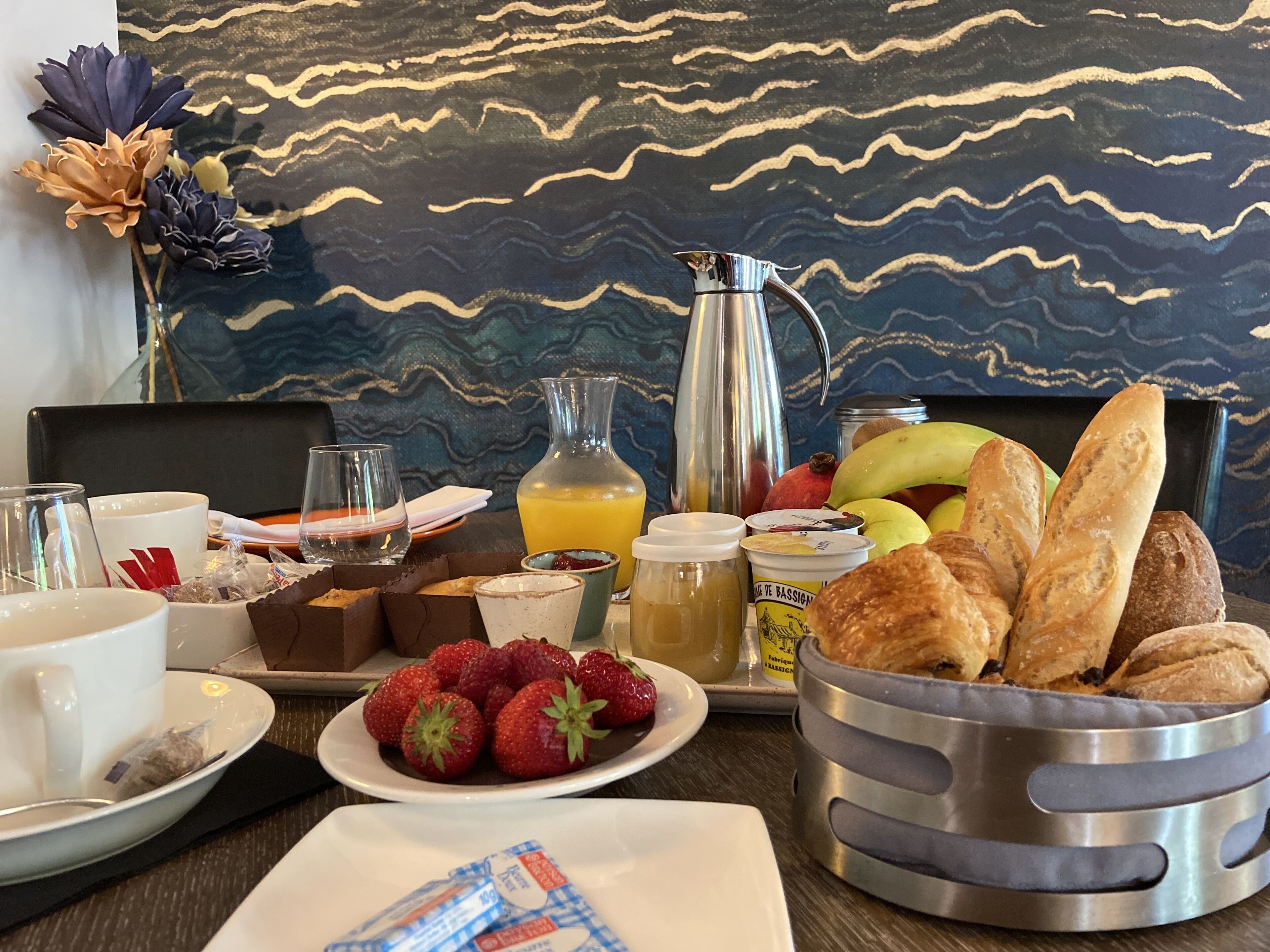 daily cooked-to-order breakfast (eur 20 per person)