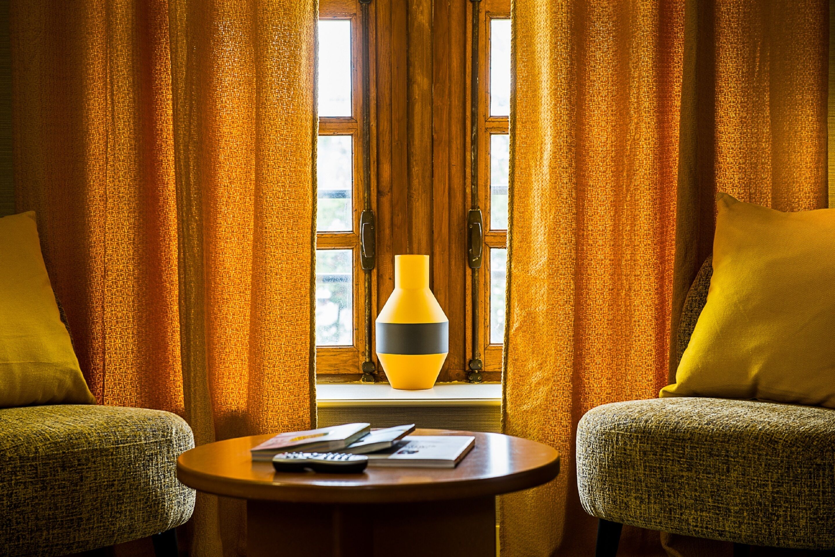 deluxe room | living area | flat-screen tv