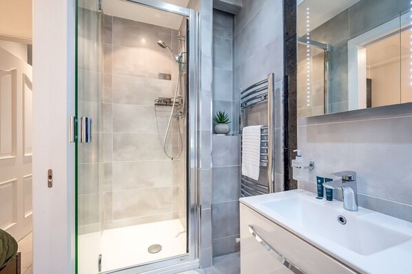 Apartamento superior, baño privado (One Bedroom Apartment) | Baño