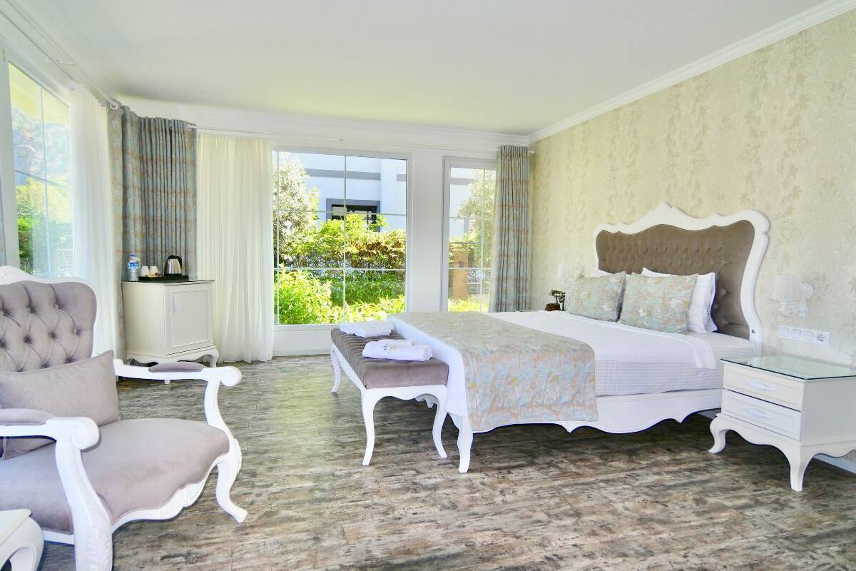 exclusive double room, 1 king bed, non smoking, garden area | 1 bedroom, premium bedding, minibar, in-room safe