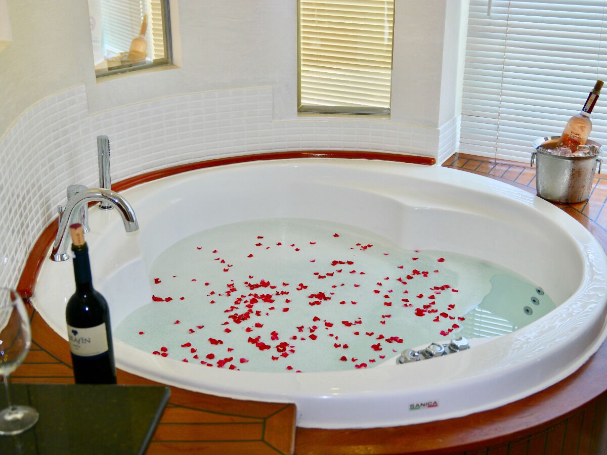 shower, rainfall showerhead, free toiletries, hair dryer