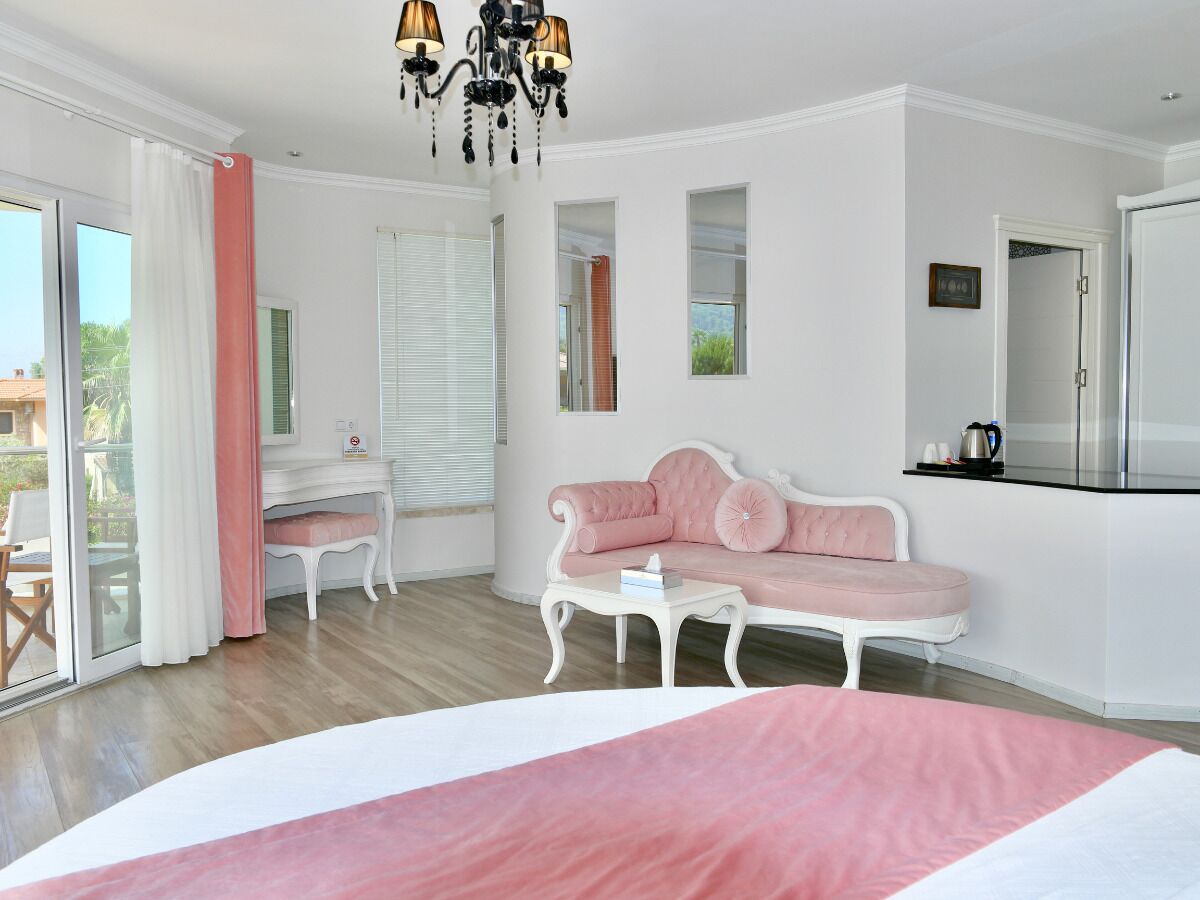 Honeymoon Suite, Non Smoking, Jetted Tub | Premium bedding, minibar, in-room safe, individually decorated