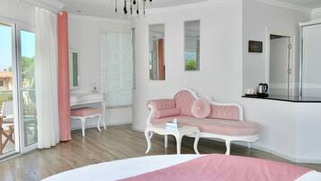 Honeymoon Suite, Non Smoking, Jetted Tub | Premium bedding, minibar, in-room safe, individually decorated