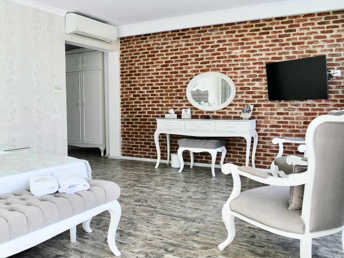 exclusive double room, 1 king bed, non smoking, garden area | 1 bedroom, premium bedding, minibar, in-room safe