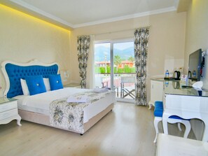 Camera Standard, 1 letto queen, non fumatori, balcone | Biancheria da letto di alta qualità, minibar, una cassaforte in camera
