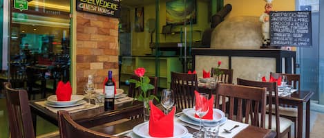 Se sirven desayunos, comidas, cenas y cocina italiana