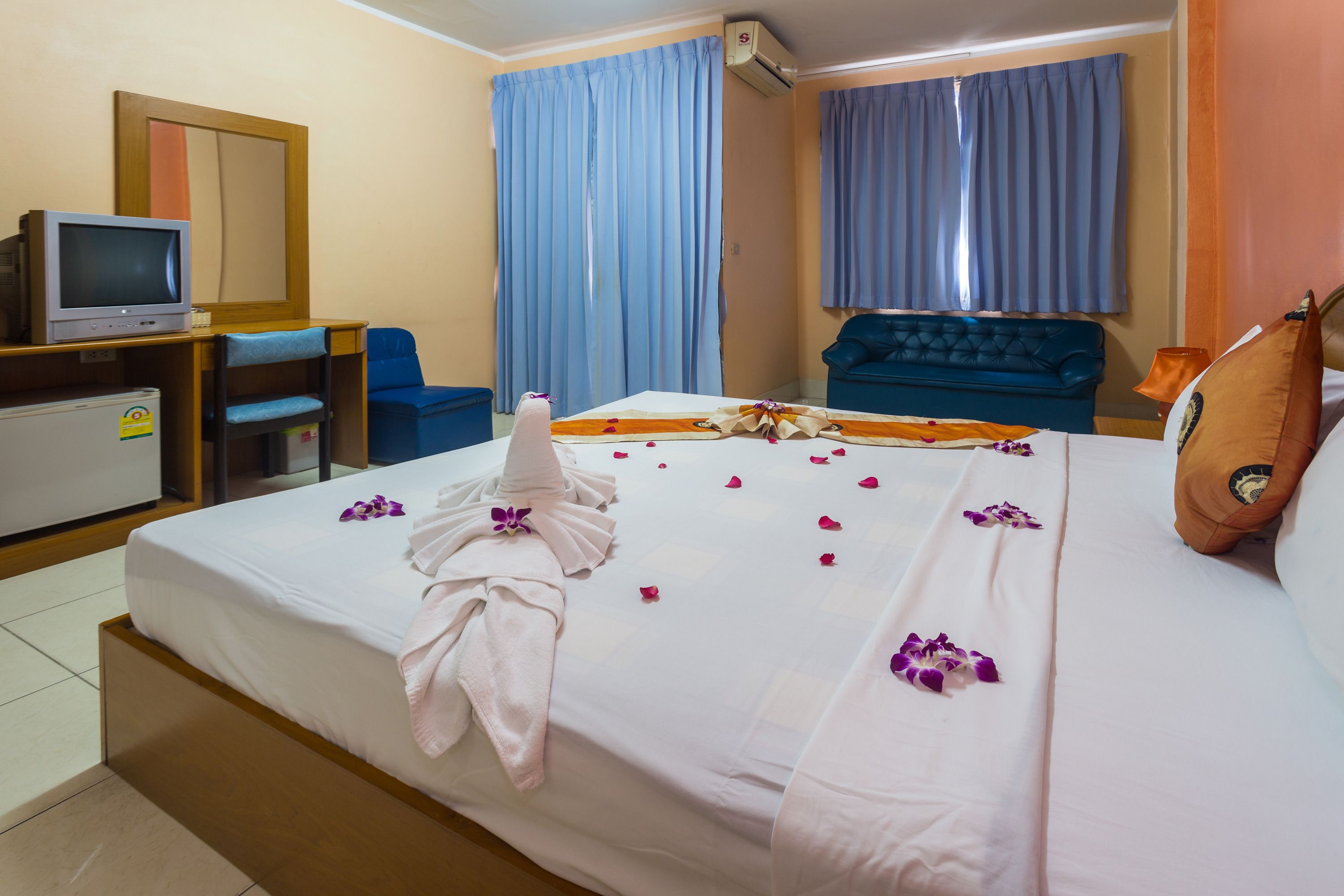 Standard Double Room | Minibar, in-room safe, desk, free WiFi