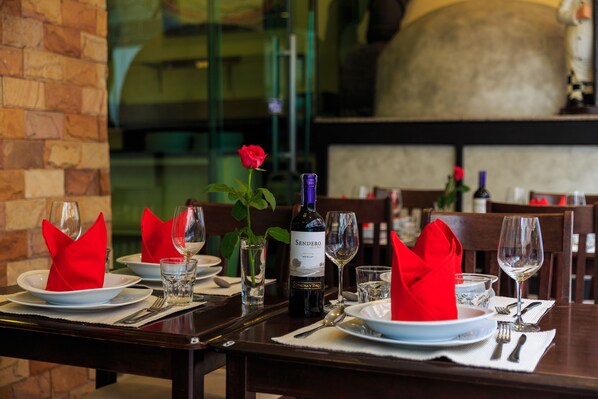 Café da manhã, almoço e jantar; culinária italiana