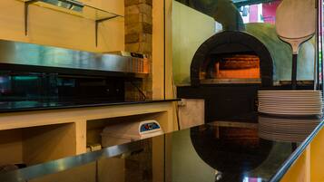 Breakfast, lunch, dinner served; Italian cuisine