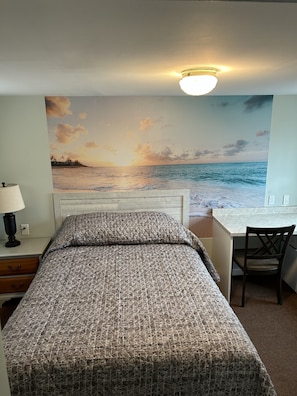 Habitación, 1 cama Queen size | Tabla de planchar con plancha, wifi gratis y ropa de cama