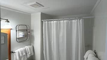 Family Room, Multiple Beds | Bathroom | Combined shower/tub, hair dryer, towels