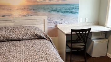 Queen Room | Iron/ironing board, free WiFi, bed sheets