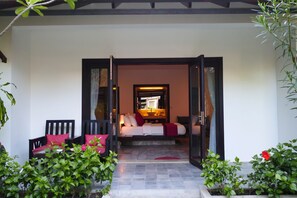 Villa Supérieure | Salle de bain | Articles de toilette gratuits, sèche-cheveux, peignoirs, chaussons