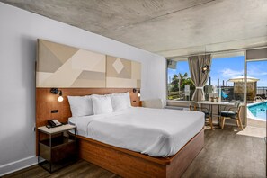 Standard Room, 1 King Bed, Pool Access, Pool View | Premium bedding, in-room safe, desk, laptop workspace - The Caretta  (Myrtle Beach)