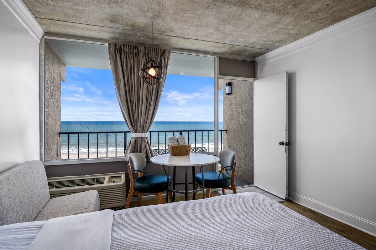 standard suite, 1 bedroom, kitchen, ocean view | living area | 43-inch flat-screen tv with premium tv channels, tv