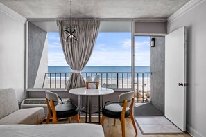 Habitación estándar, 2 camas dobles, balcón, vistas al mar | Ropa de cama de alta calidad, caja fuerte, escritorio