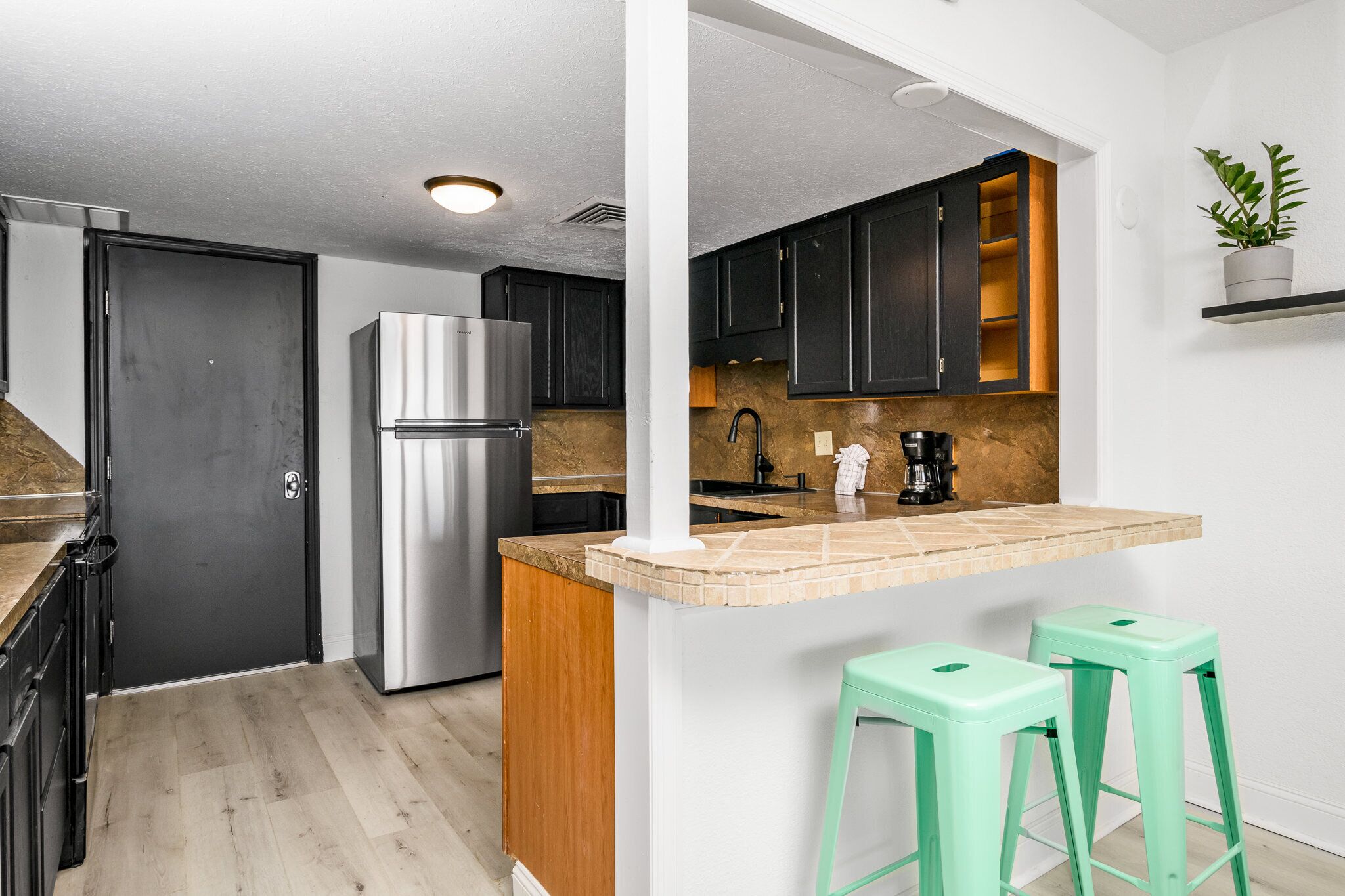 microwave, coffee/tea maker