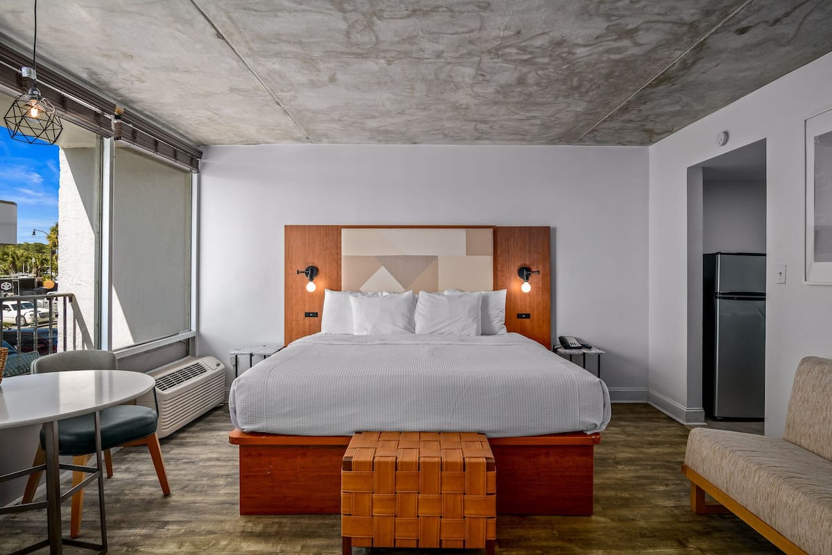 Standard Studio Suite, 1 King Bed, Kitchenette, Partial Ocean View | 1 bedroom, premium bedding, in-room safe, desk