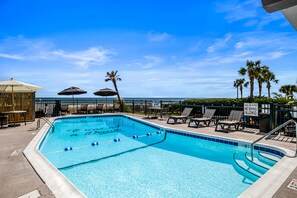 Seasonal outdoor pool, pool umbrellas, sun loungers - The Caretta  (Myrtle Beach)