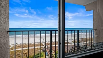 Standard-huone, 1 suuri parisänky, parveke, valtamerinäköala | Terassi/patio