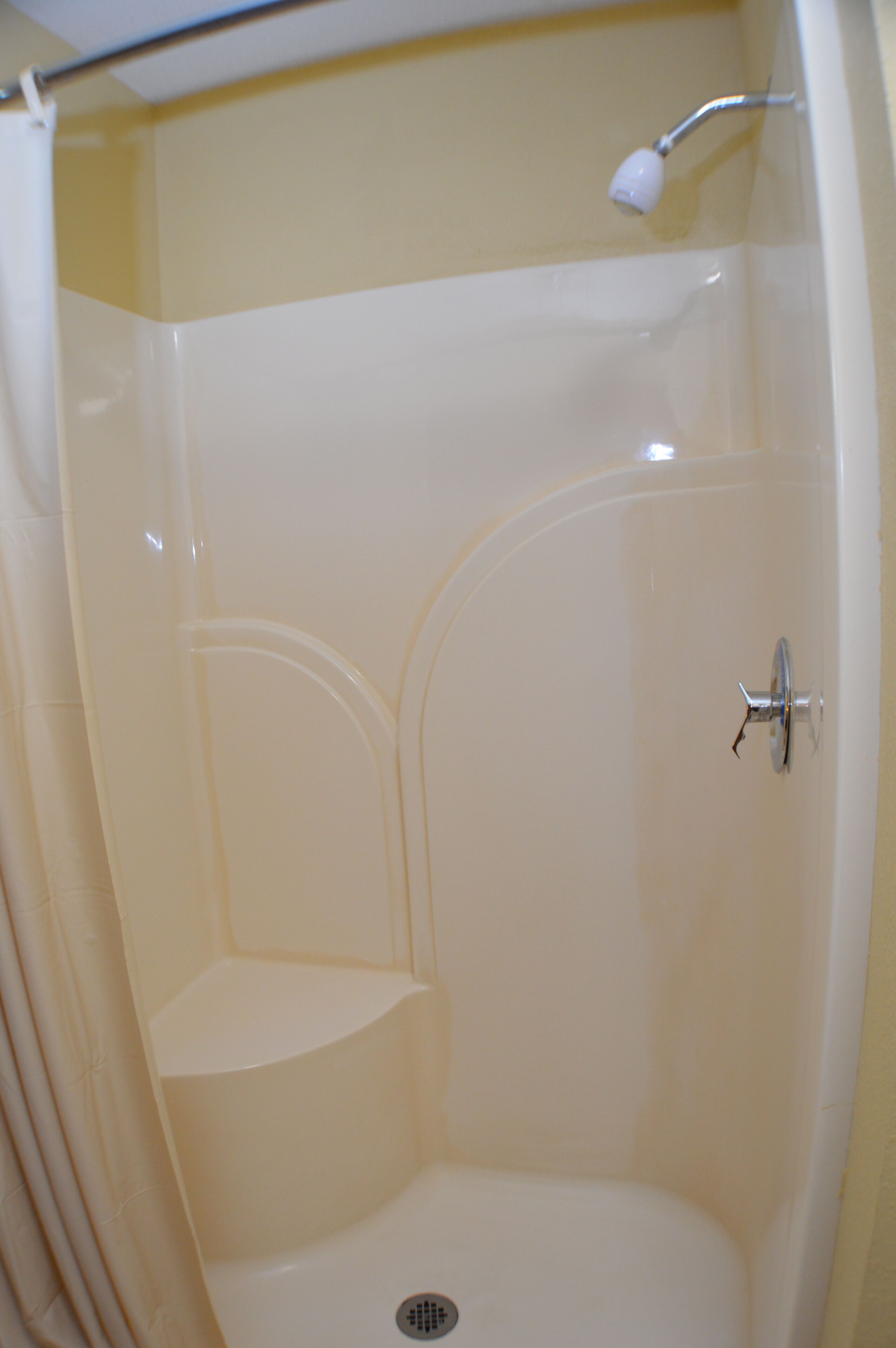Bathtub, towels