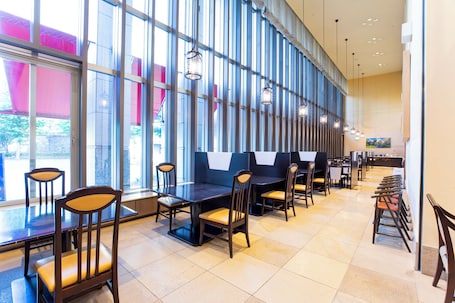 Desayuno buffet diario (JPY 1650 por persona)