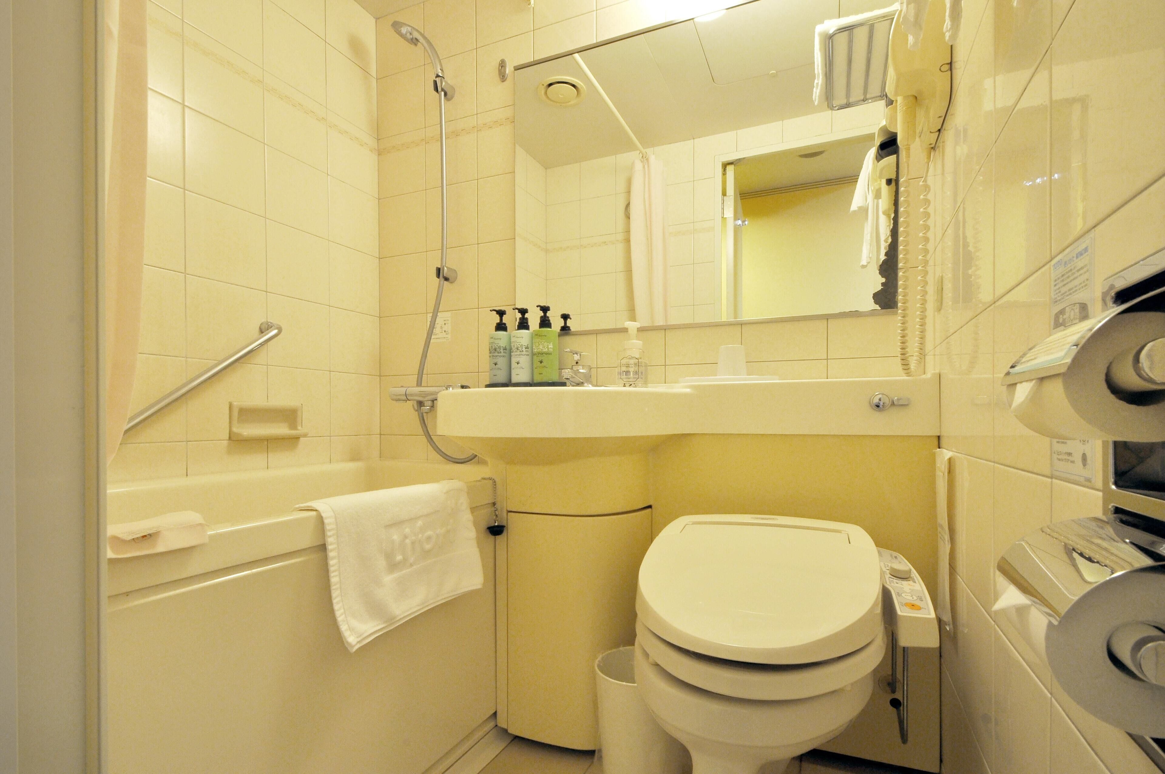 combined shower/bathtub, free toiletries, hair dryer, slippers