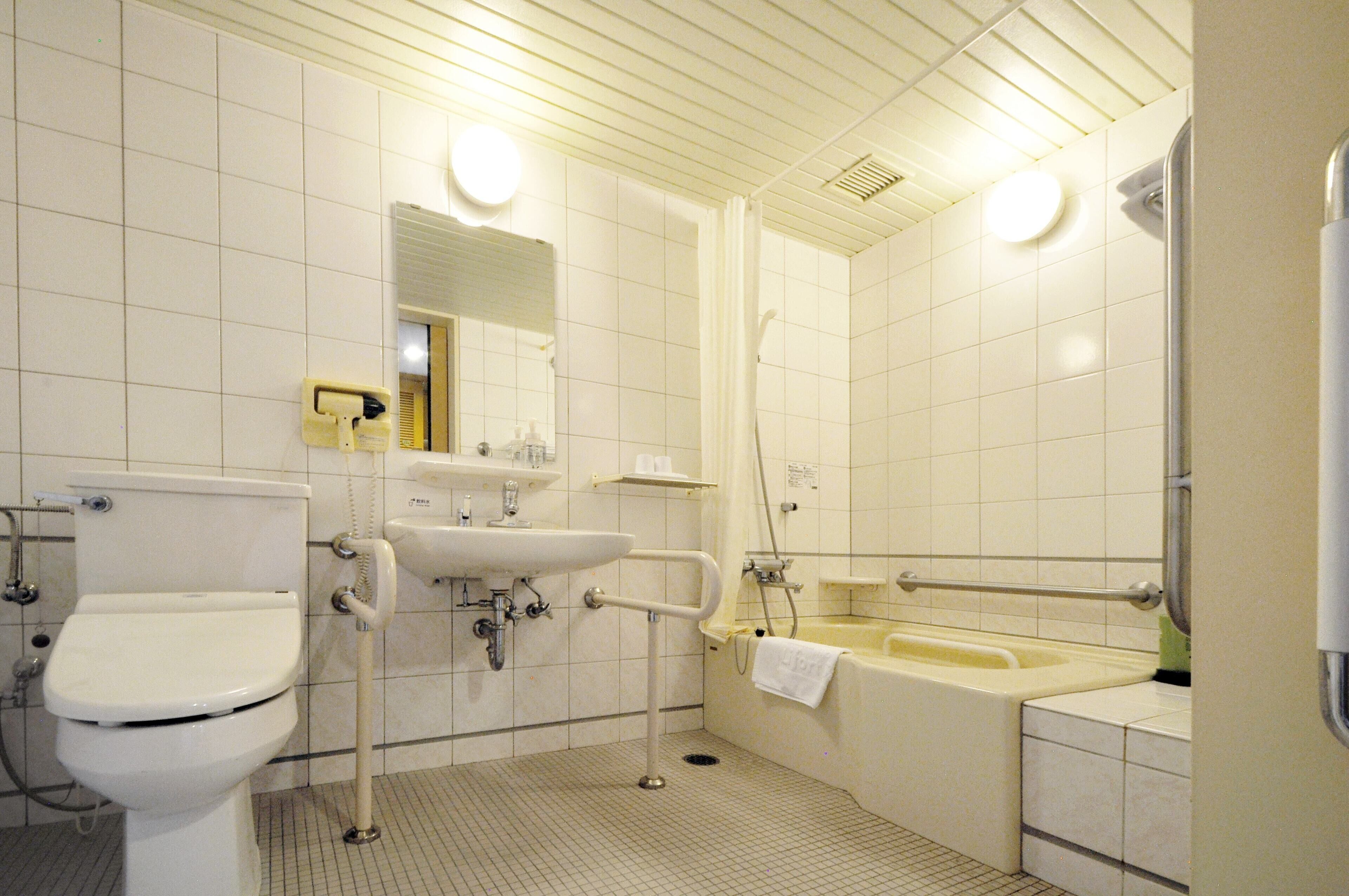 comfort twin room, non smoking | bathroom | combined shower/bathtub, free toiletries, hair dryer, slippers