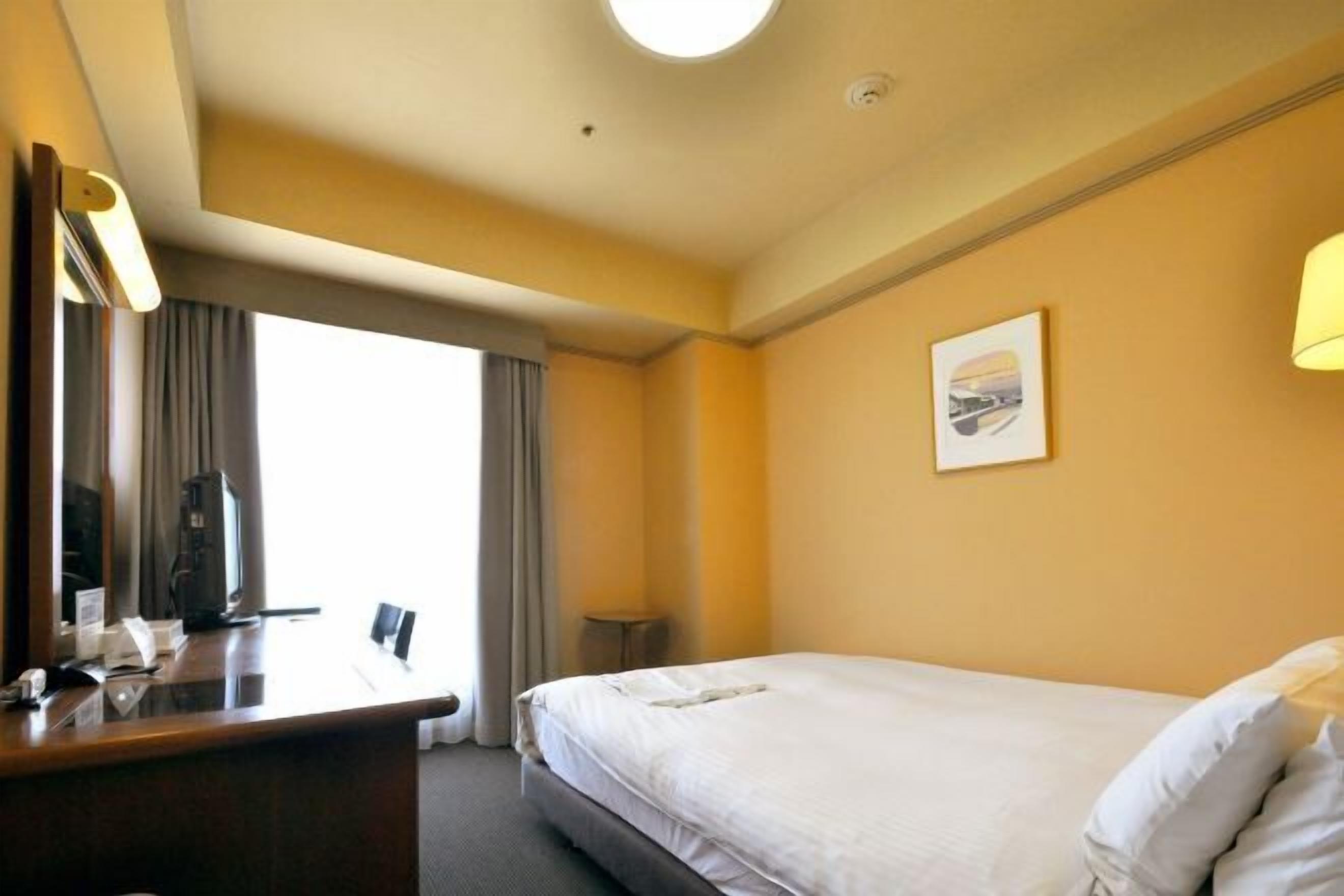 โต๊ะทำงาน, ผ้าม่านกันแสง, เตารีด/โต๊ะรีดผ้า, ผ้าปูที่นอน