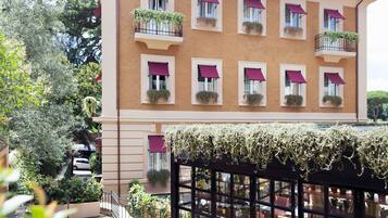 Vista frontal de la propiedad