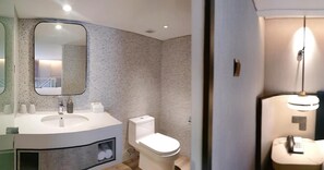 Une salle de bain moderne avec un lavabo, un miroir et des toilettes blancs. On trouve un petit meuble sous le lavabo et un luminaire au-dessus des toilettes.