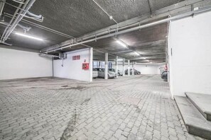 自助停车 (22 每天)，代客停车 (22 每天)