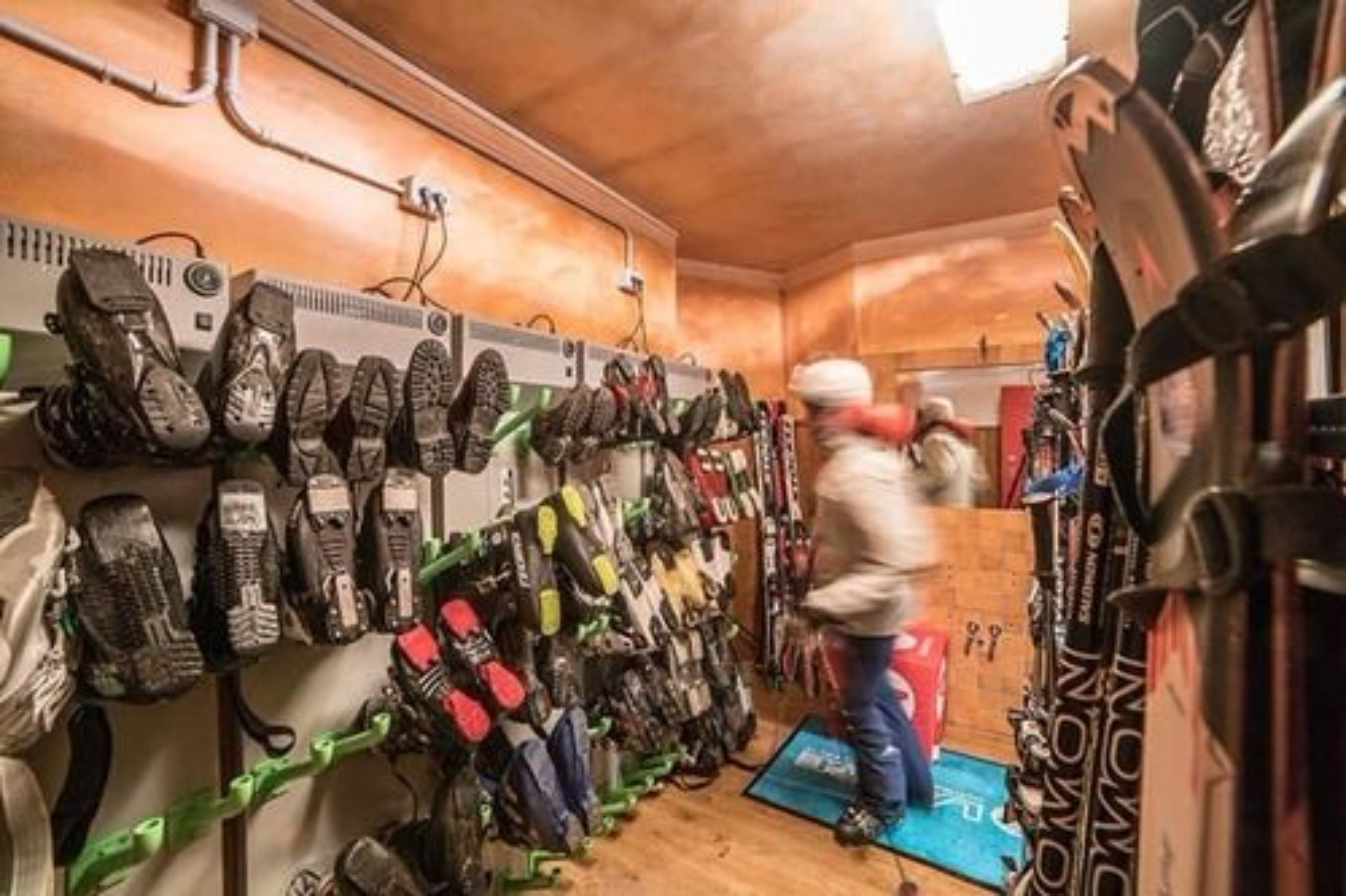 Una stanza di stoccaggio con diversi oggetti, tra cui scarpe e attrezzature.
