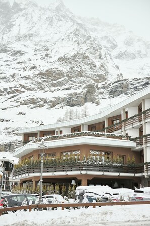 Front of property – evening/night - Hotel Europa (Valtournenche)