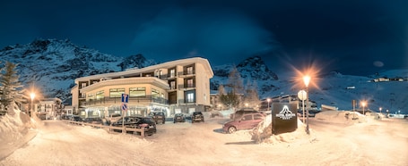 Depan hartanah - siang/malam