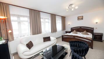 Quarto casal superior | 1 quarto, frigobar, cofres nos quartos, ferros/tábuas de passar roupa