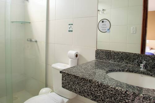 Chuveiro, toalhas de banho
