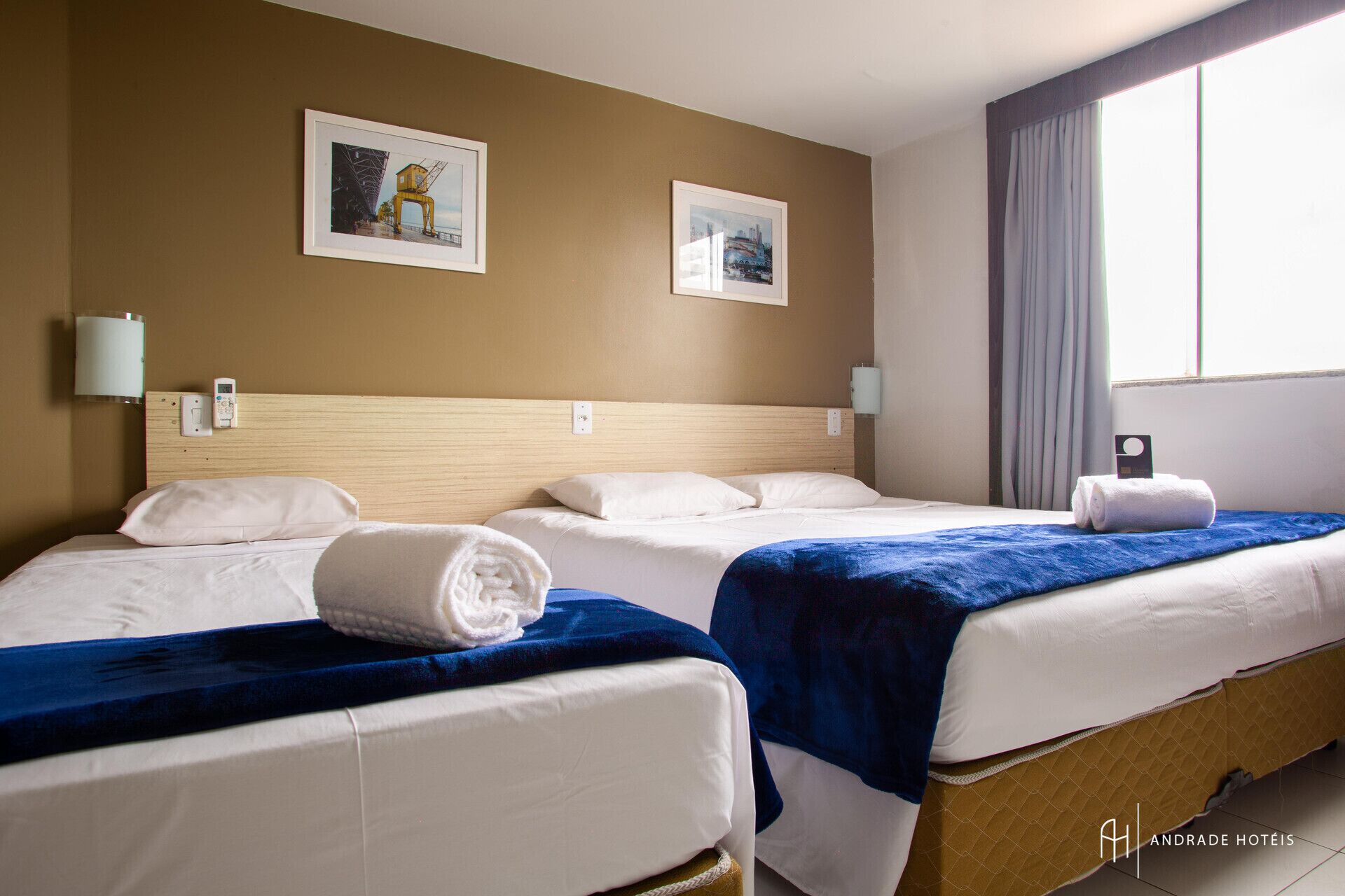 Frigobar, escrivaninha, quartos à prova de som, berços grátis