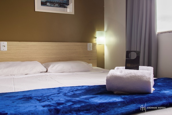 Minibar, escritorio, sistema de insonorización y cunas gratuitas