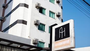 Un edificio con un letrero que indica Hangar Hotel.