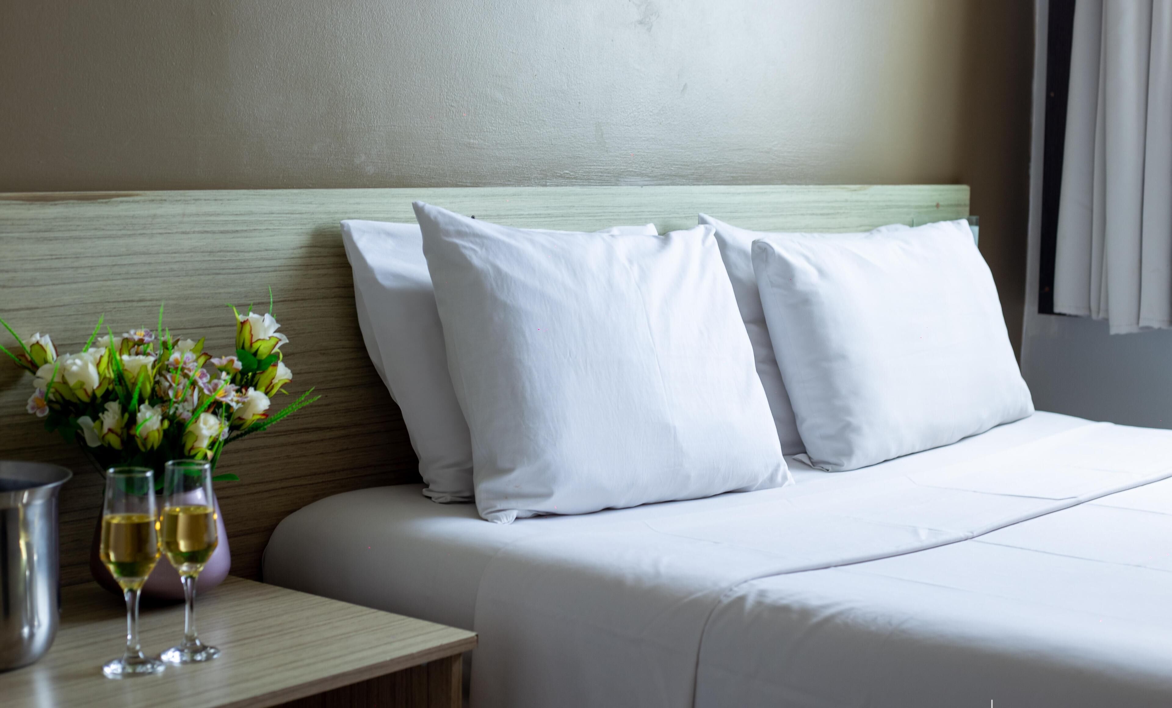 ميني بار ومكتب وتجهي زات عازلة للصوت وأسرّة أطفال/رضّع (مجانًا)