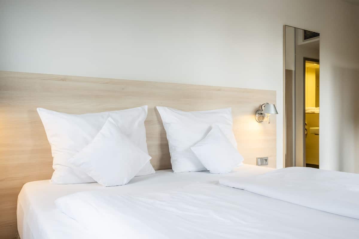 Ropa de cama de alta calidad, camas con pillow-top y escritorio