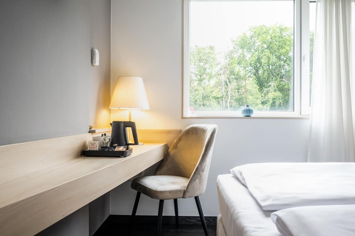 Habitación doble superior | Ropa de cama de alta calidad, camas con pillow-top y escritorio