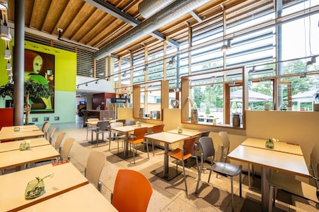 Breakfast served . Serways Hotel Bruchsal West