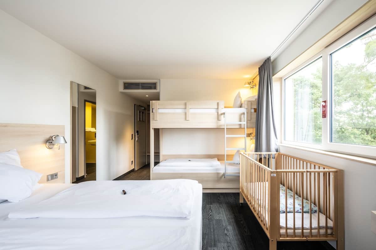 Habitación cuádruple superior | Ropa de cama de alta calidad, camas con pillow-top y escritorio